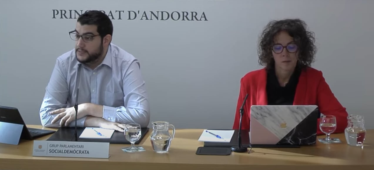 Els consellers socialdemòcrates Judit Casal i Pere Baró presentant l&#039;esmena a la totalitat al pressupost del 2025.