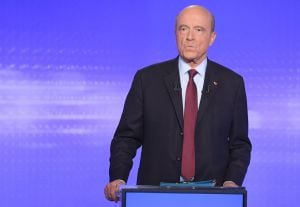 El ex primer ministro y alcalde de Burdeos Alain Juppe se prepara para participar en un debate televisivo