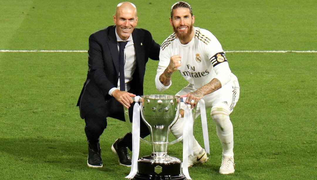Zidane y Ramos, con el último título de Liga conquistado por el Real Madrid.