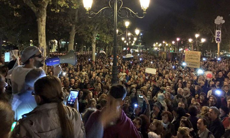 Foto de archivo de la concentración en el Paseo del Salón de Granada contra la fusión hospitalaria