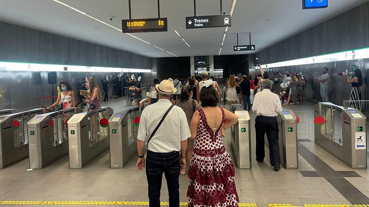 Usuarios del metro de Granada durante la feria del Corpus