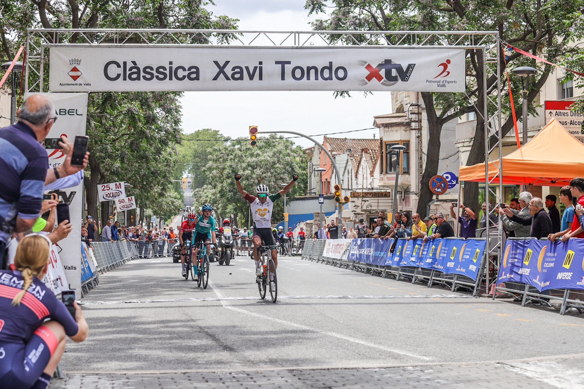 Jorge Gálvez vence en a línea de meta
