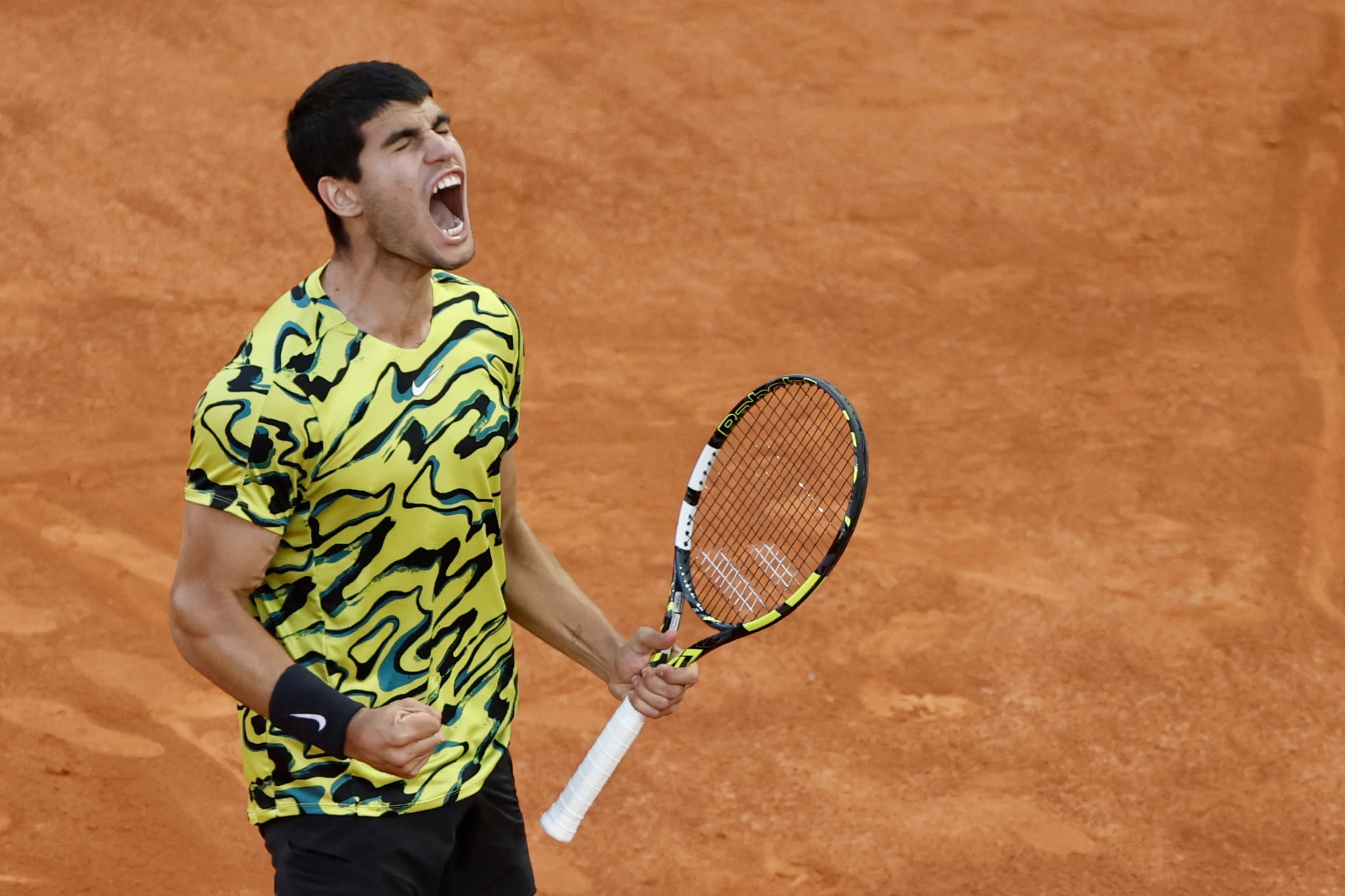 MADRID, 07/05/2023.- El tenista español Carlos Alcaraz celebra la rotura de saque al alemán Jan-Lennard Struff durante la Final ATP individuales en el estadio Manolo Santana del Mutua Madrid Open, este domingo. EFE/ Sergio Perez
