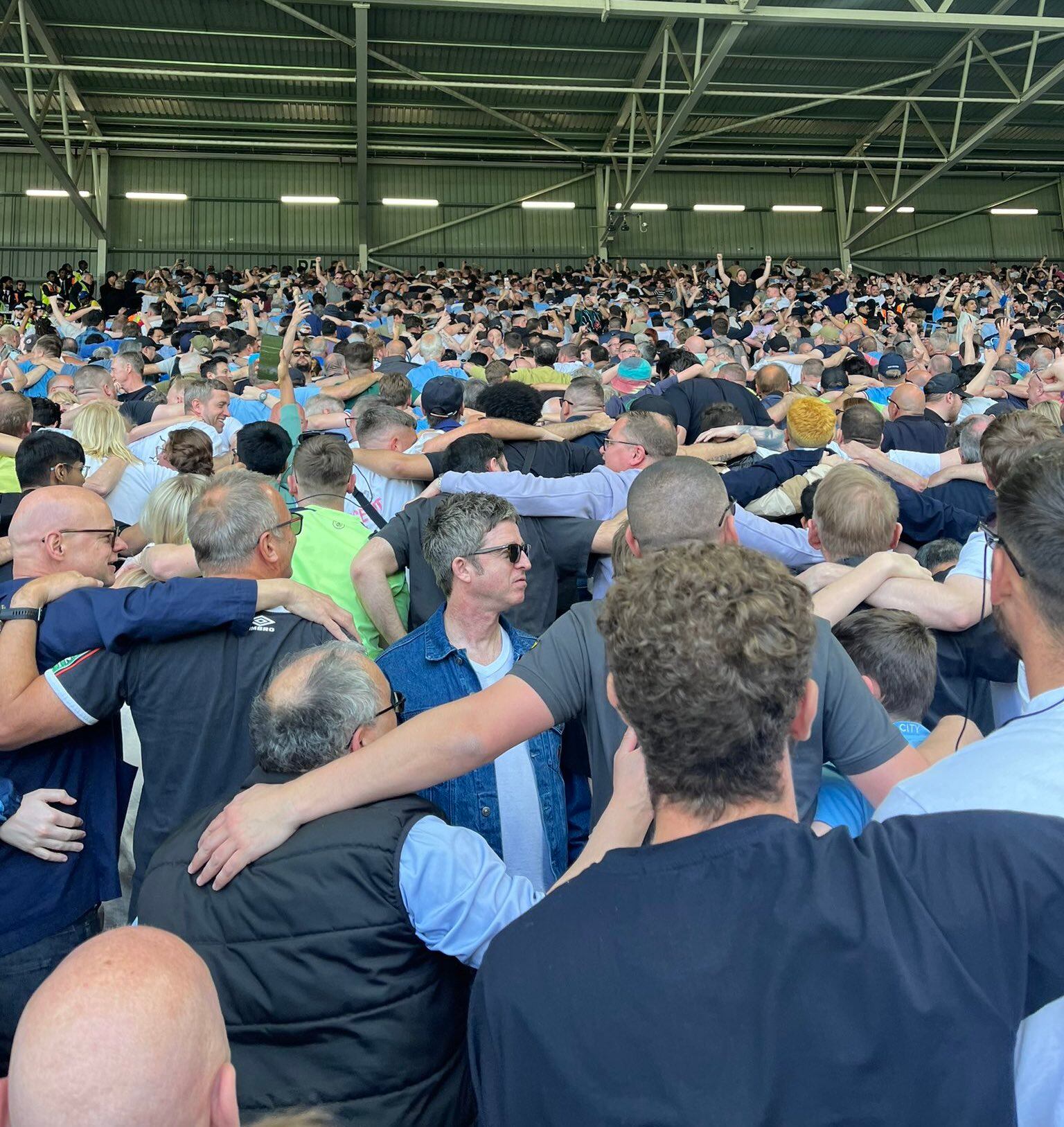 Noel Gallagher no festeja el triunfo del Manchester City junto a los hinchas ingleses