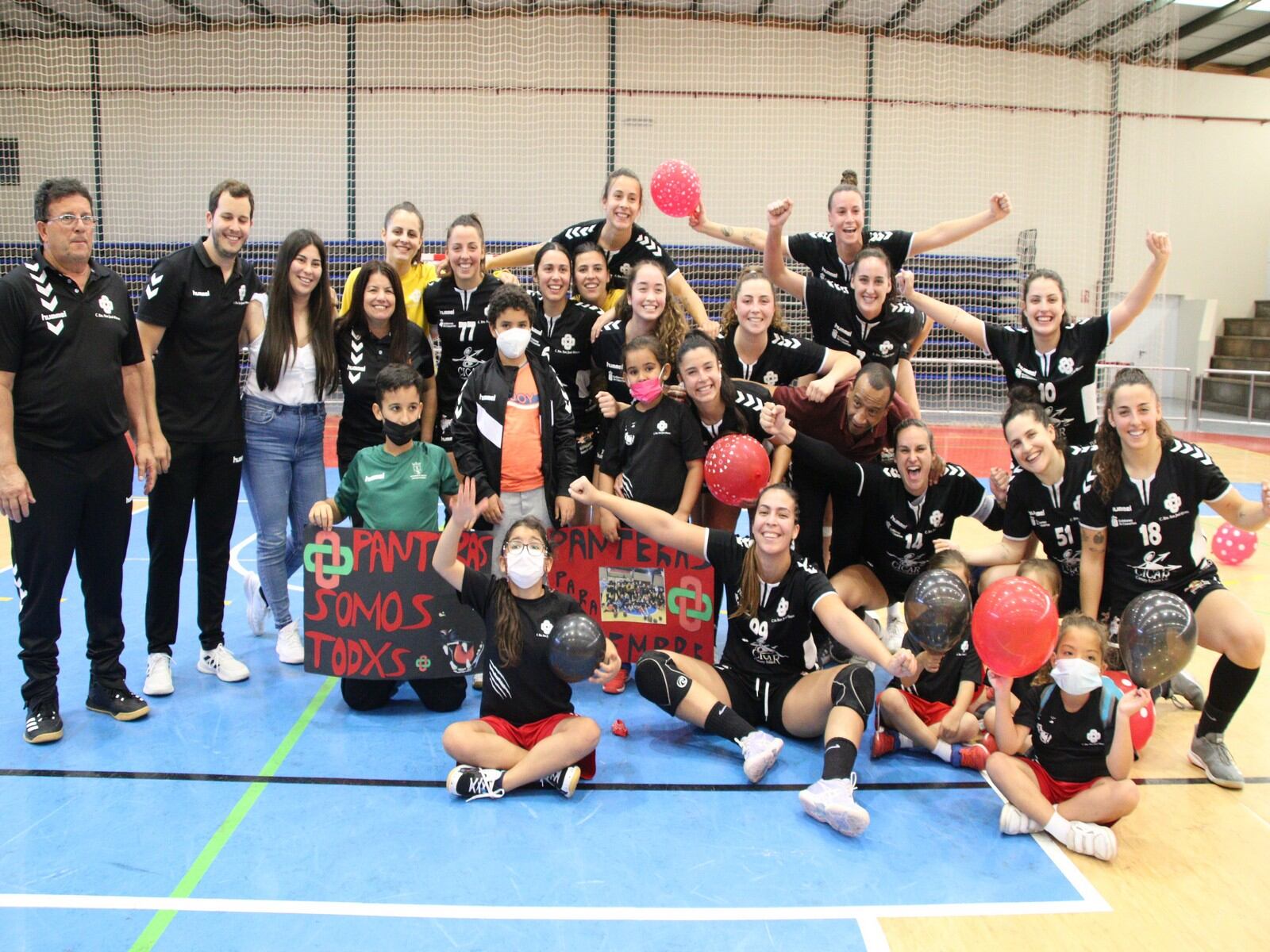 Jugadoras y técnicos celebrando la clasificación para luchar por el ascenso.