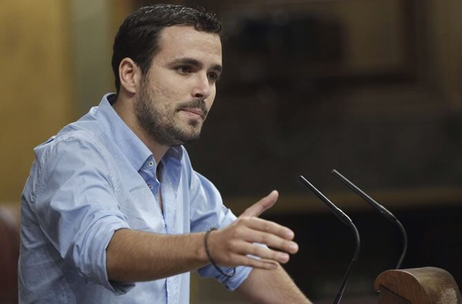 El diputado de IU Alberto Garzón, durante una intervención en la sesión de control al Ejecutivo, en la que ha defendido una interpelación del grupo de la Izquierda Plural en la que se plantea la necesidad de convocar un referéndum consultivo para que los 