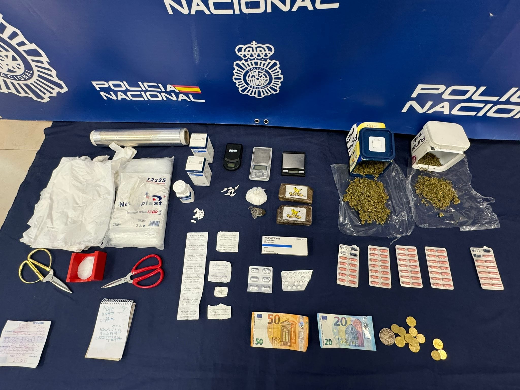 Dinero, droga y material incautado por la Policía Nacional en Sanlúcar