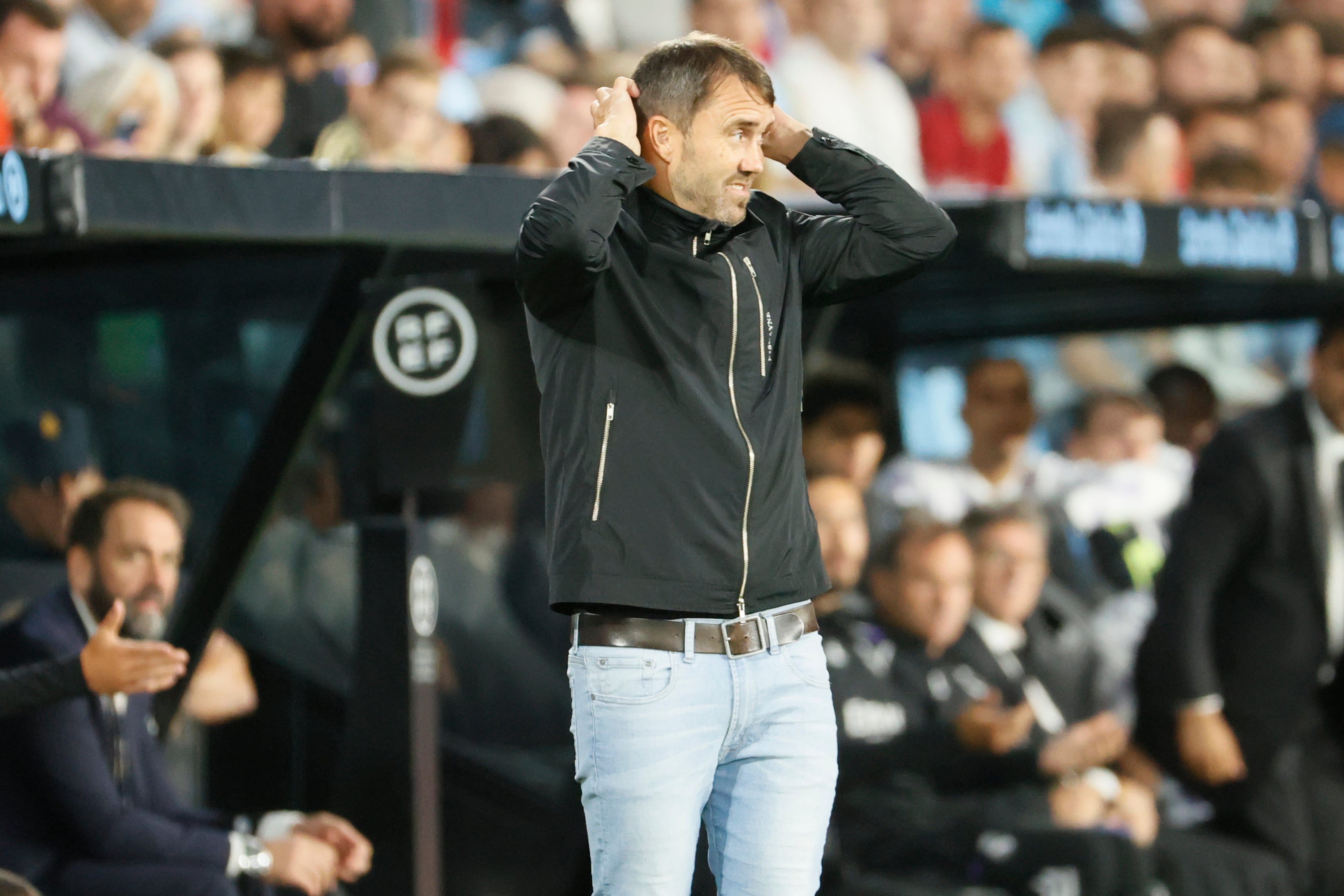 VIGO (PONTEVEDRA), 20/08/2022.- El entrenador del Celta, Eduardo Coudet, durante el partido de Liga en Primera División ante el Real Madrid que se disputa este sábado en el estadio de Balaídos, en Vigo. EFE/Lavandeira
