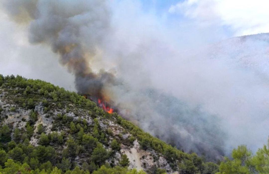 Imagen de archivo de un incendio forestal en Castell de Guadalest