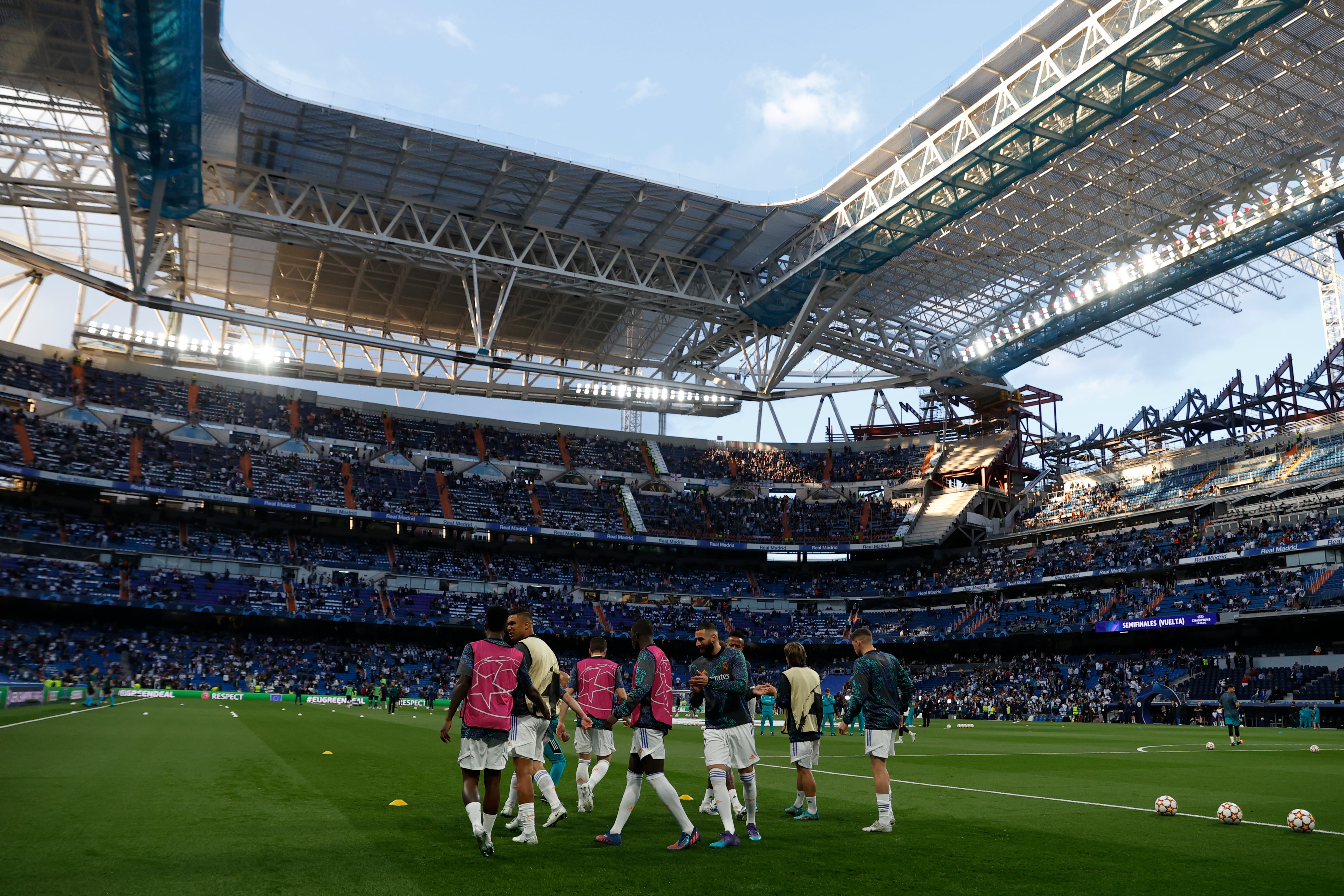 Los jugadores del Real Madrid durante el calentamiento previo