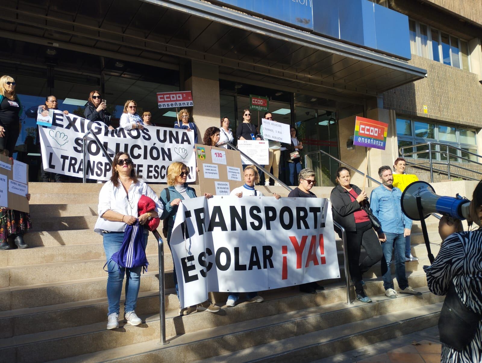 Concentración frente a la Consejería de Educación para exigir el restablecimiento de las rutas de transporte escolar