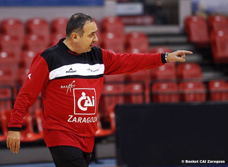 Andreu Casadevall en su primer entrenamiento al frente de la plantilla del CAI Zaragoza