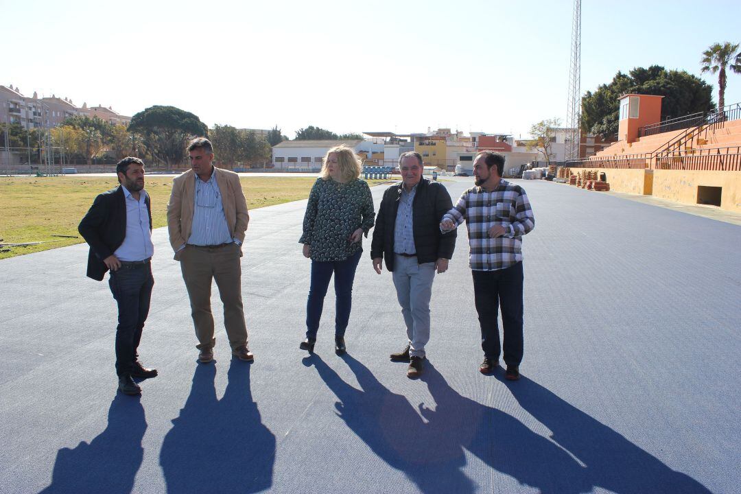 La alcaldesa de Motril, Flor Almón, los tenientes alcaldes Antonio Escámez y Francisco Sánchez así como el concejal de deportes, Miguel Ángel Muños y el director de deportes, Emilio García visitan las obras de la pista de atletismo