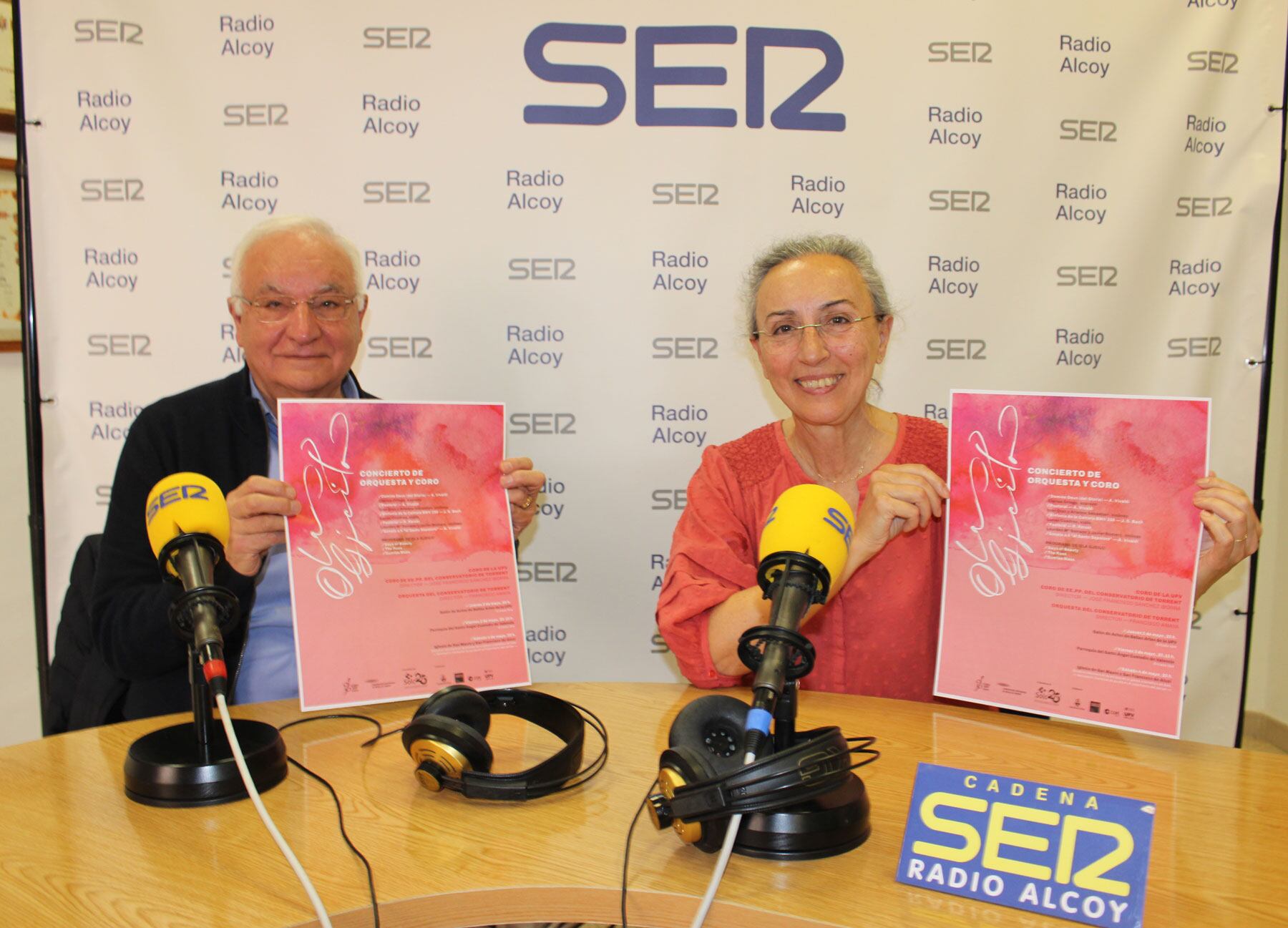 Miquel Richart y Rosa Belda, con carteles anunciadores del concierto