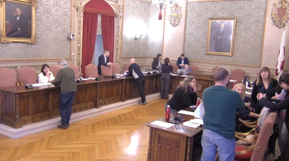 Momento del receso en el Pleno del Ayuntamiento de Tudela en el que se han retirado los presupuestos