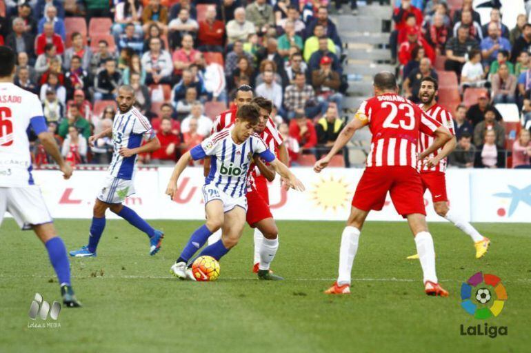 El atacante ponferradino, Álvaro Antón, intenta zafarse de un rival del Almería.