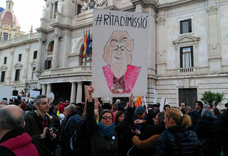 Una de las pancartas vistas en la concentración contra la corrupción del domingo 7 de febrero en Valencia