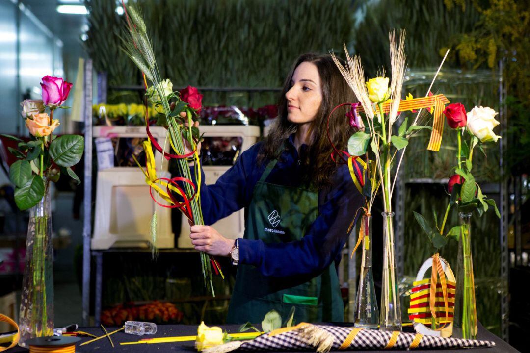 Una persona prepara rosas en el mercado mayorista de la flor de Mercabarna.