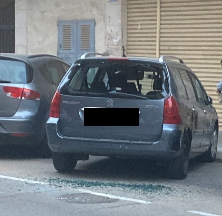 Imagen de uno de los coches dañados por la reyerta del pasado viernes.