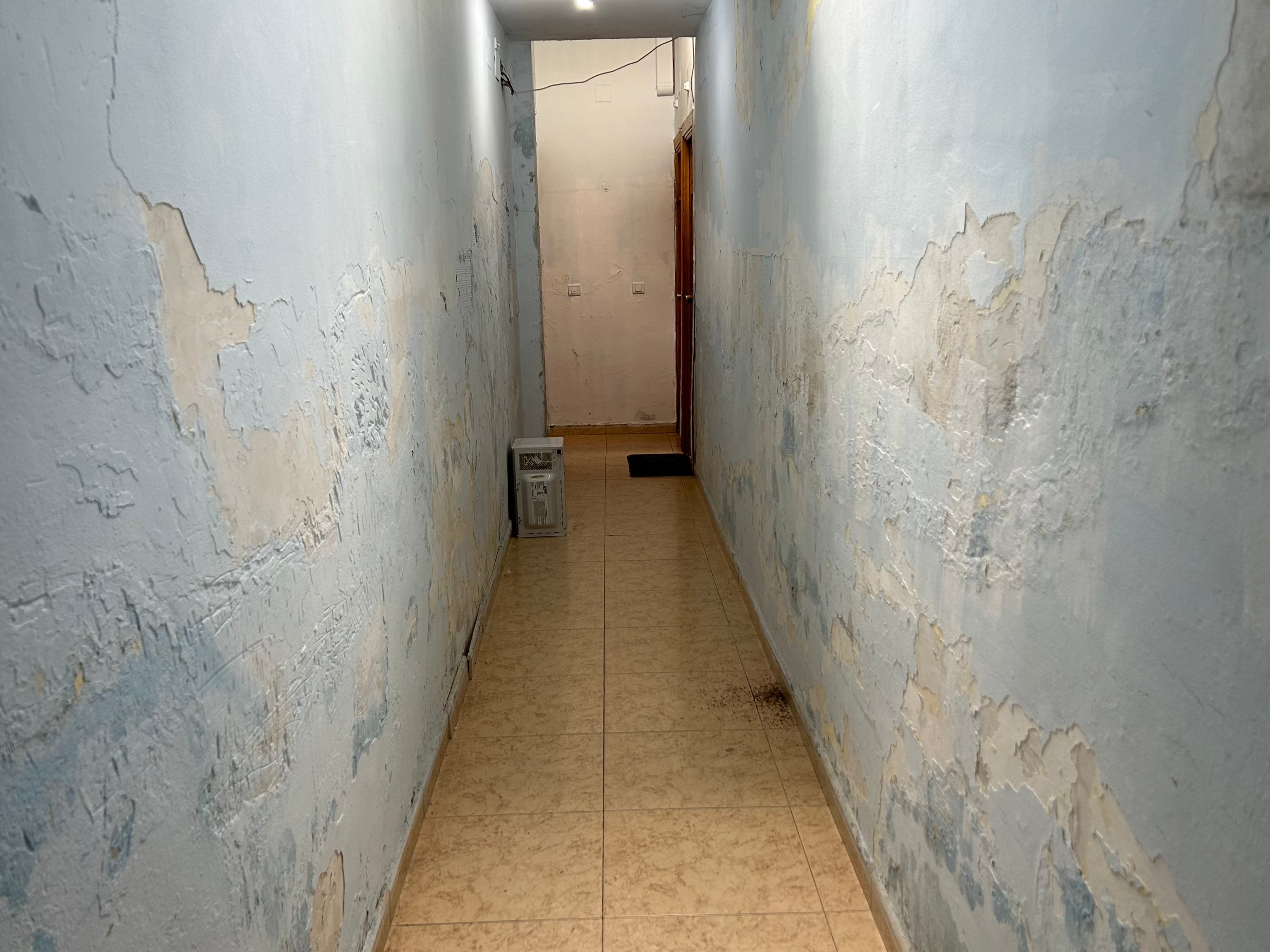 Imagen del pasillo del "local de hospedaje" en el bloque de viviendas de la calle Pico Cejo 16, en Puente de Vallecas