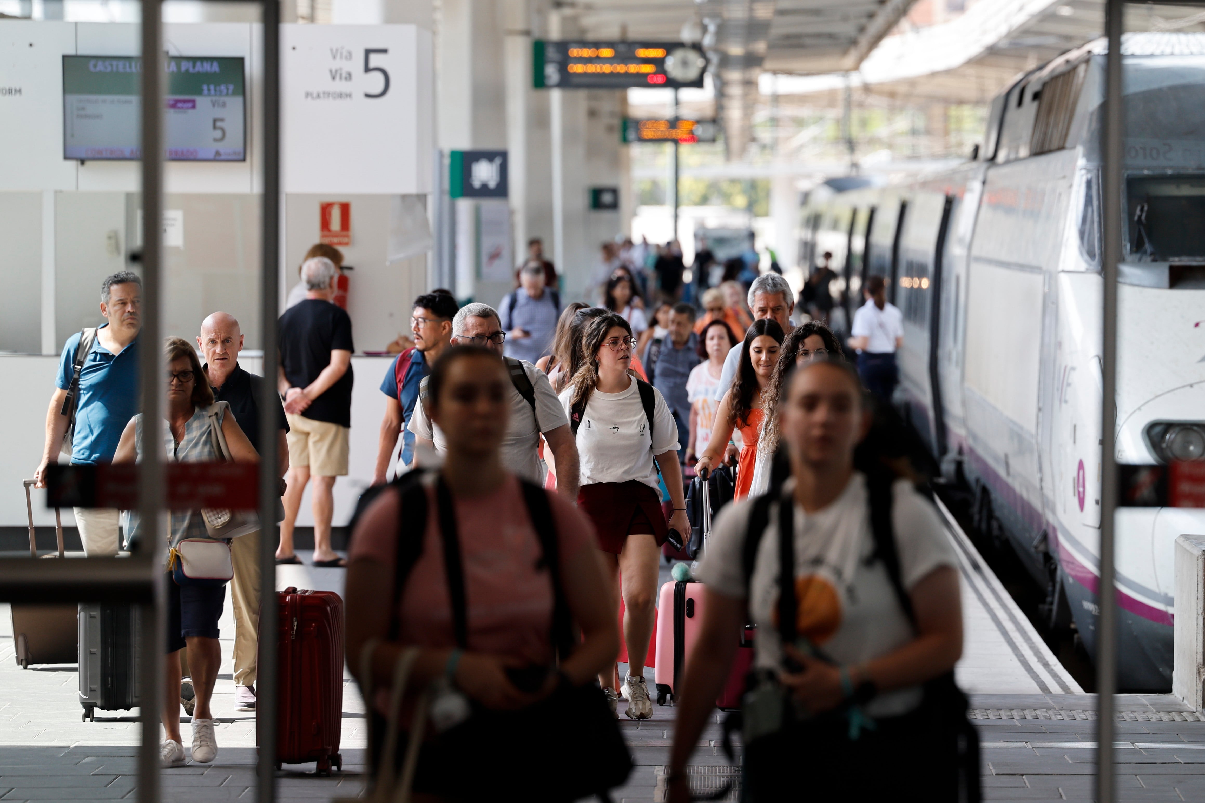 VALENCIA, 01/08/2025.- Llegada de pasajeros a la estación Joaquín Sorolla de Valencia, este viernes durante la segunda jornada de la operación salida del 1º de agosto. EFE/Ana Escobar