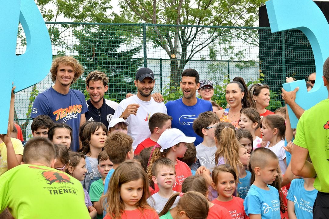 Zverev, Thiem, Dimitrov, Djokovic y Jankovic posan junto a un grupo de niños en la Adria Cup