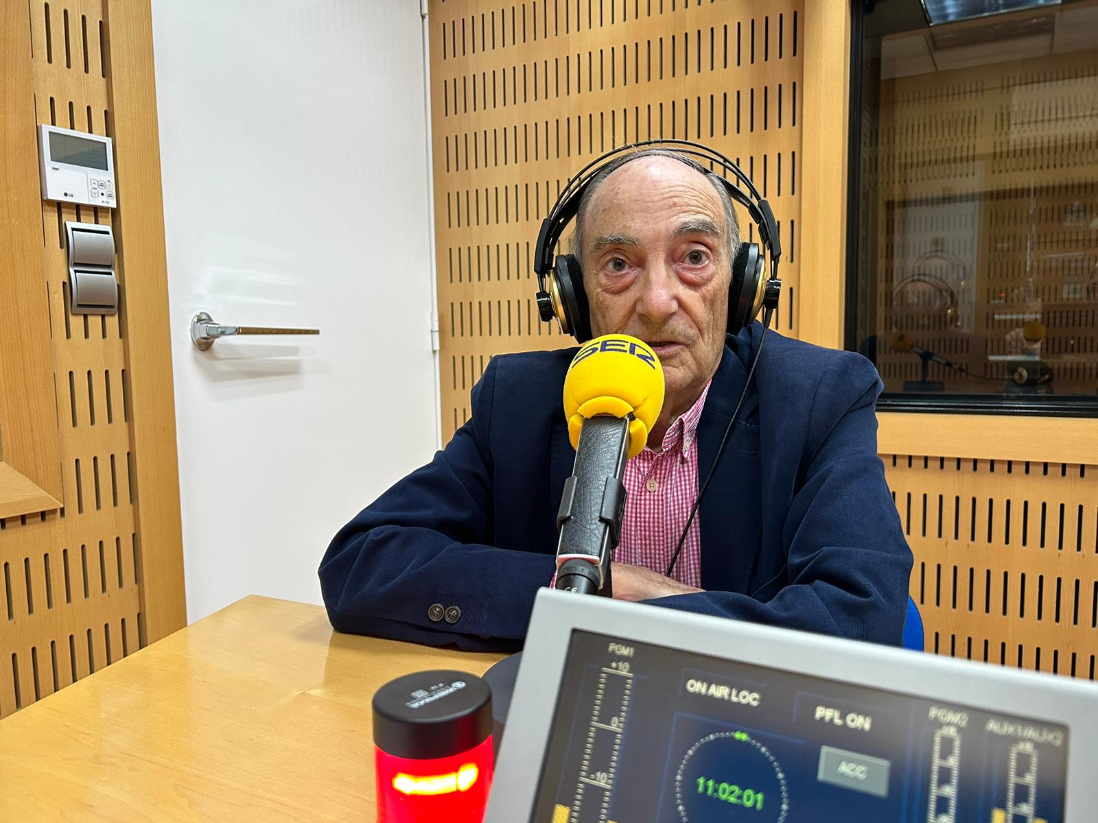 José Salvador Fuentes Zorita en los estudios de Radio Murcia tras ser distinguido con el premio Floridablanca, de la Fundación Los Álamos