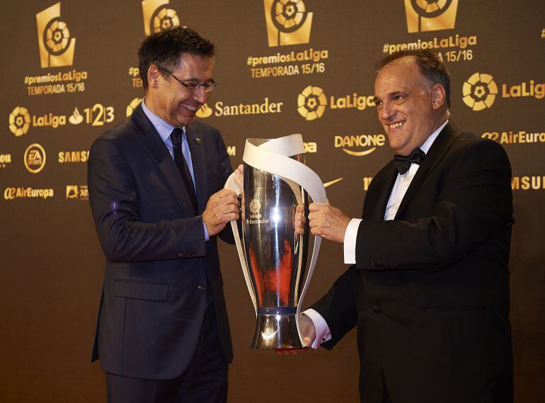 El president del F.C.Barcelona, Josep Maria Bartomeu, i el president de la LFP, Javier Tebas, a la gala de premis que va oferir la Lliga