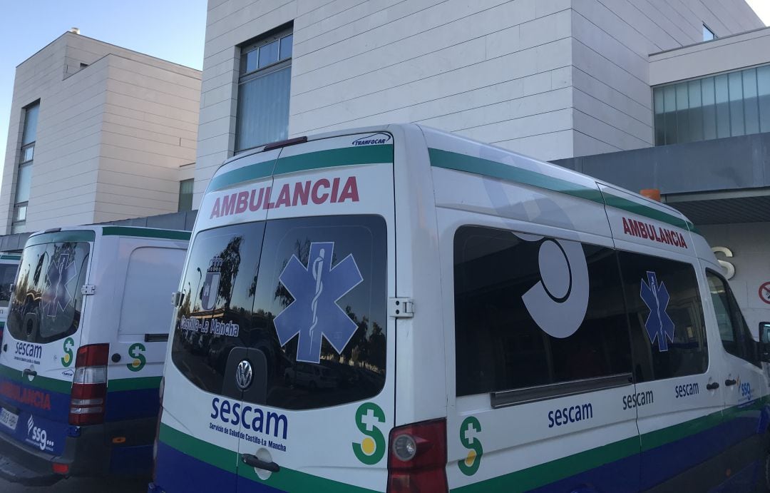 Algunas ambulancias, a la puerta del Hospital de Valdepeñas 