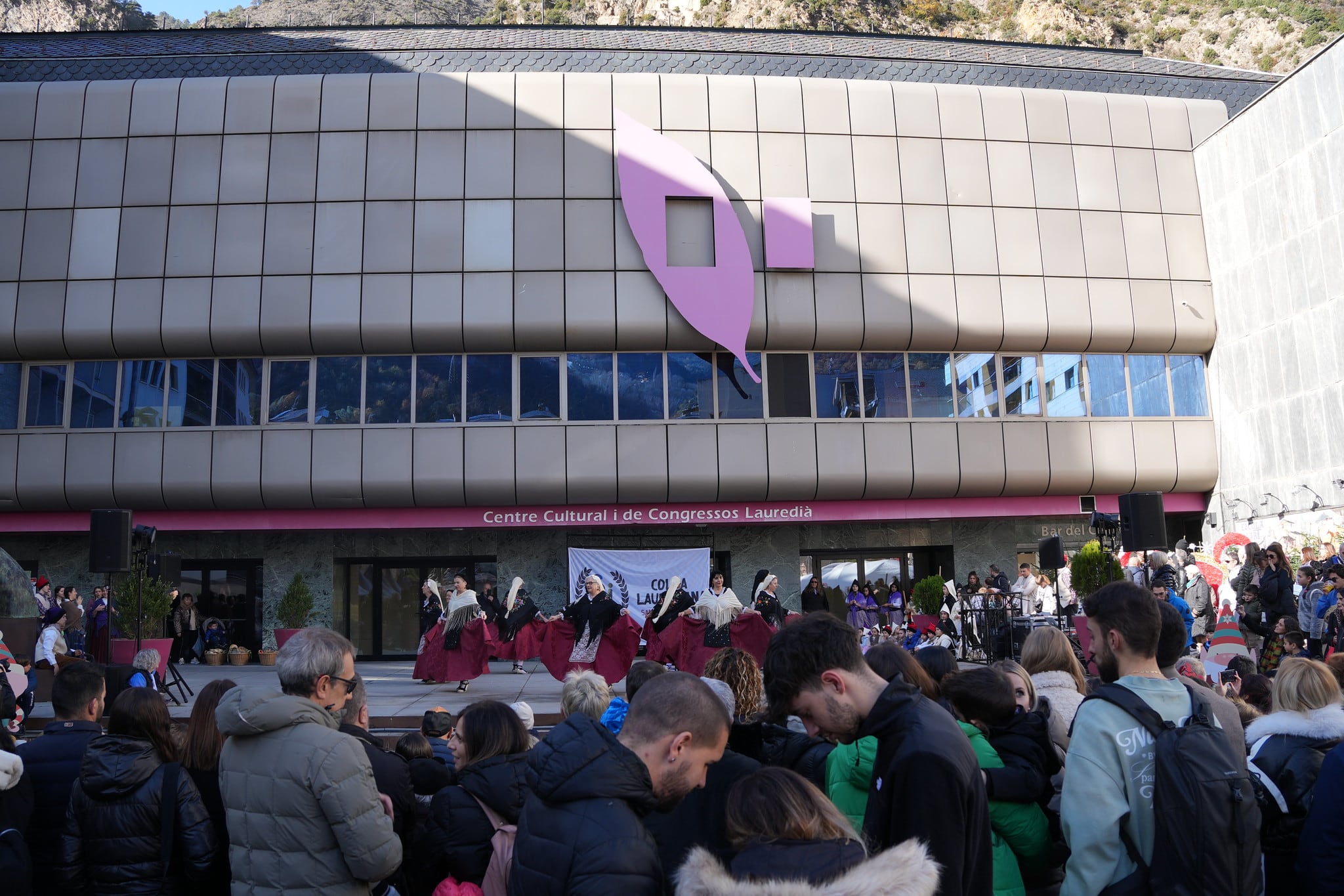 La façana del Centre Cultural Lauredià acollint activitats de la passada Fira de Santa Llúcia.