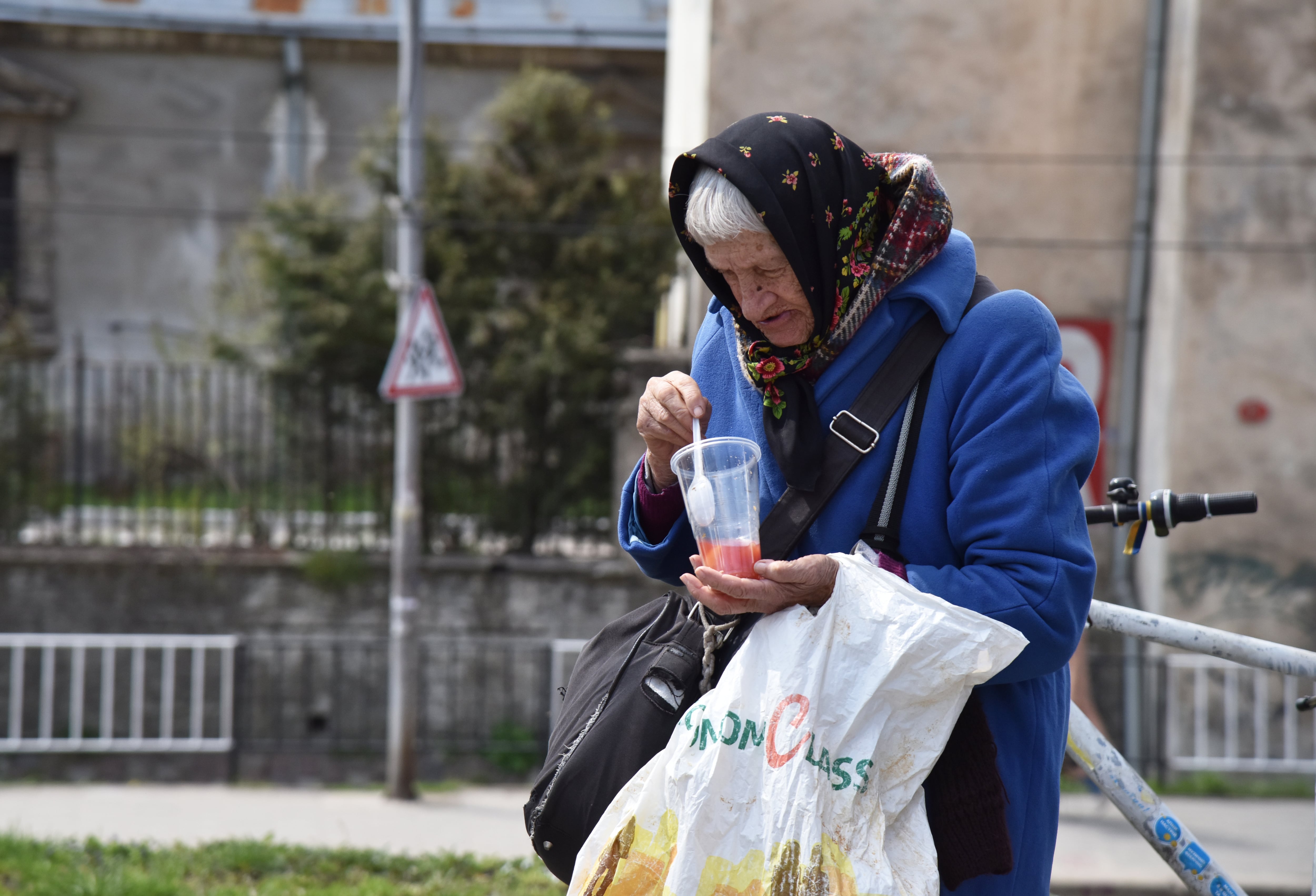 Una mujer come alimentos que le han dado voluntarios de la ciudad ucraniana de Lviv