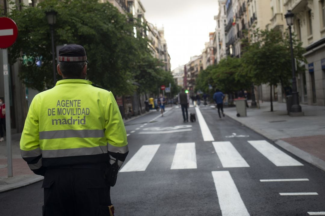 Un agente de la Policía Local de Madrid en el centro de la ciudad