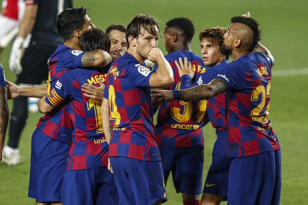 Los jugadores del Barça celebran el gol de Rakitic. 