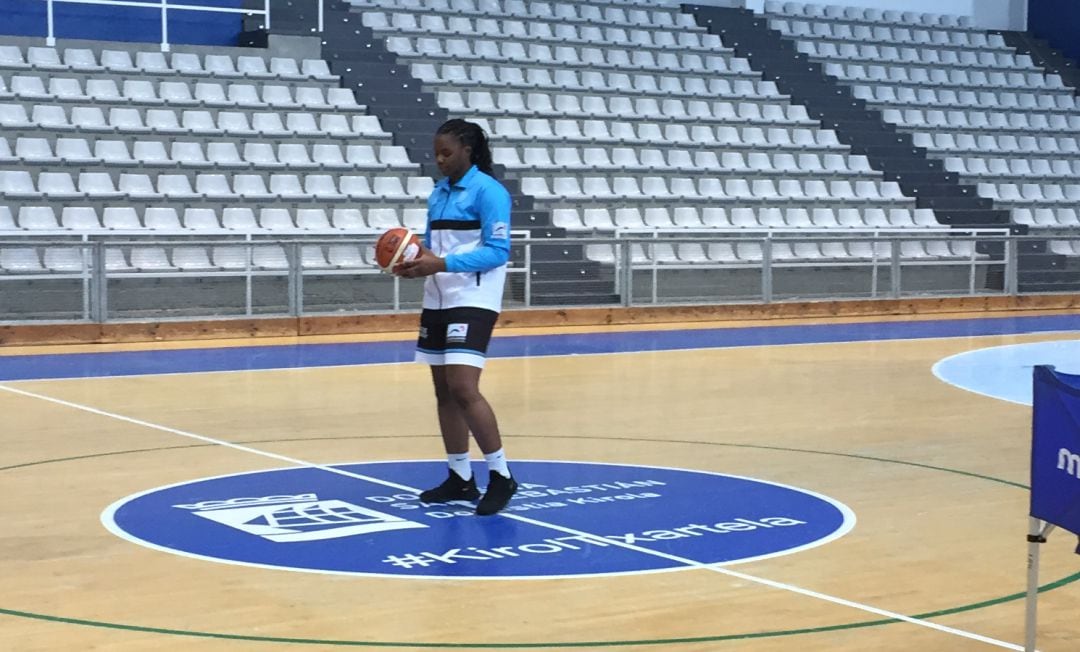 Vivi posa en el centro de la cancha del Gasca