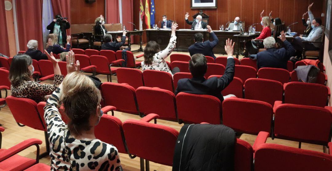 Imagen del momento de la votación de los presupuestos 2022 de Manzanares (Ciudad Real) 