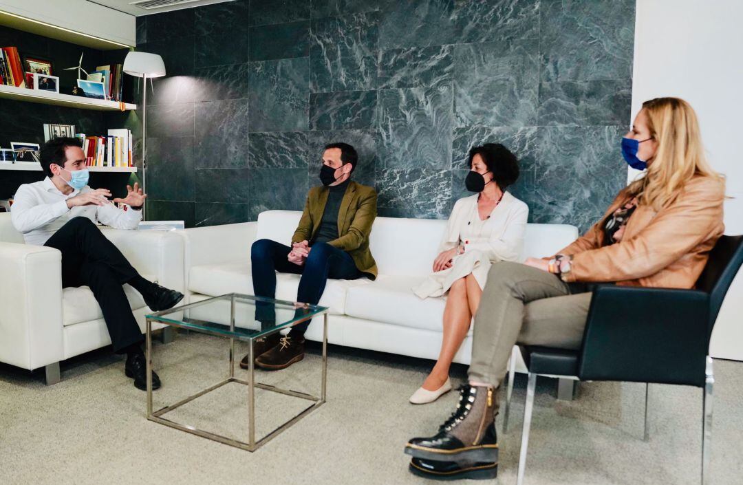 Reunión en la sede el PP en la que han participado Conrado Íscar (2i) y Mercedes Cantalapiedra (2d)