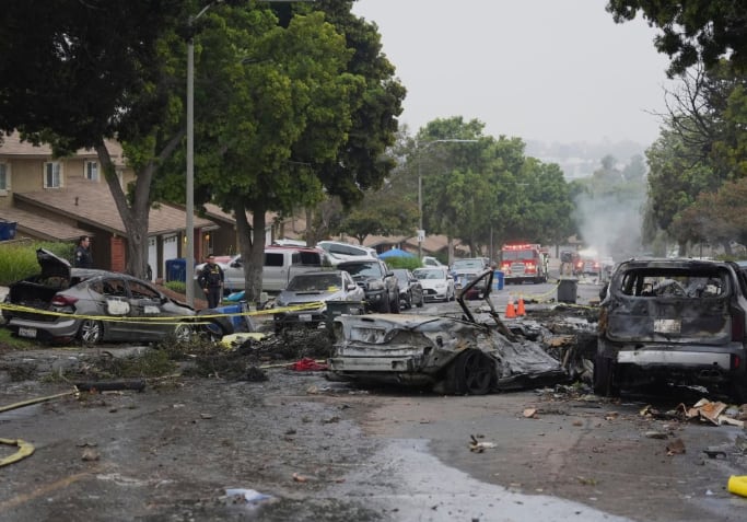 Varios coches calcinados a causa del impacto de una avioneta en San Diego