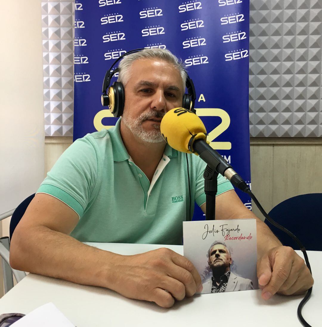 El cantaor flamenco granadino, Julio Fajardo, visita los estudios de Radio Motril