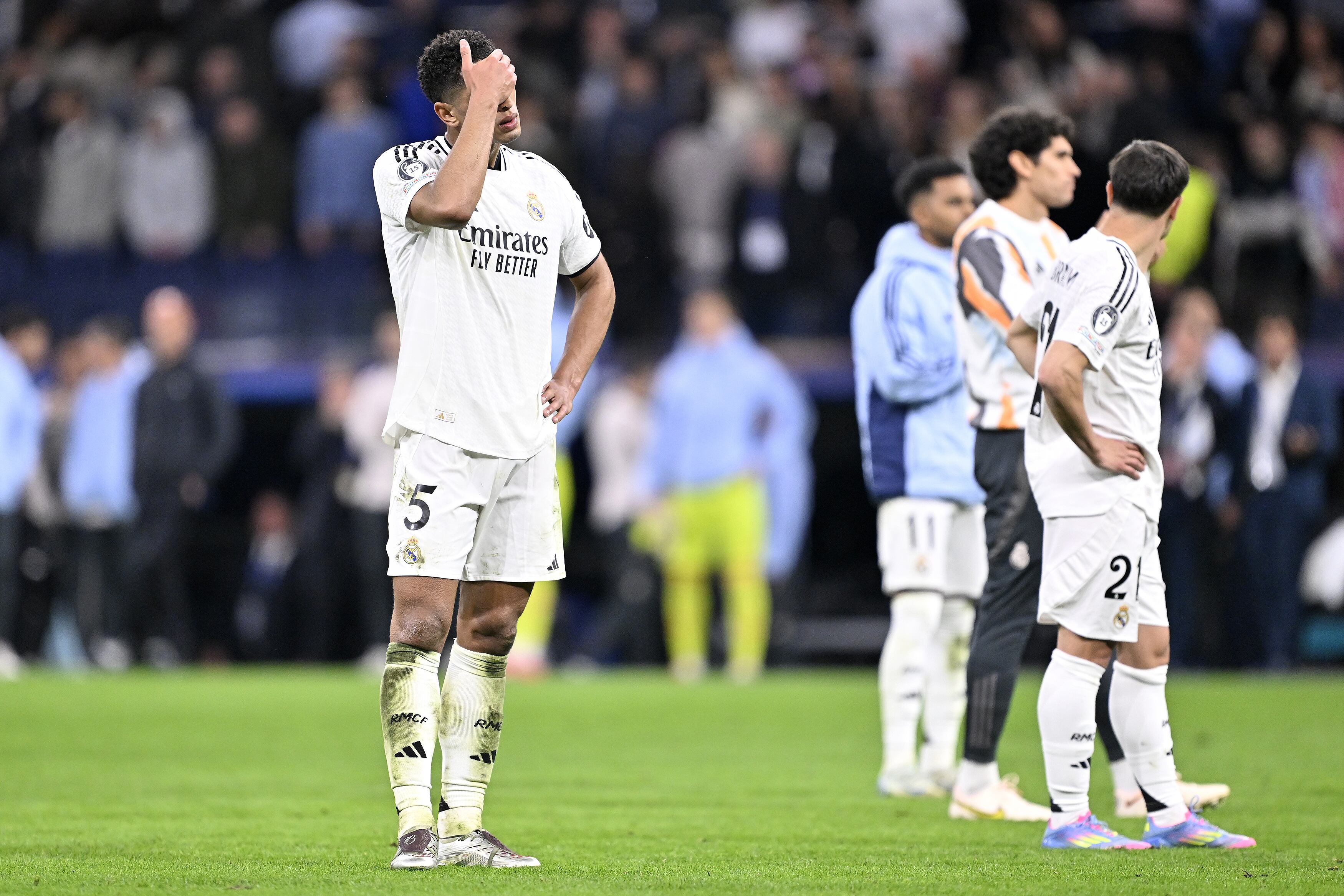 Jude Bellingham se lamenta tras la eliminación del Real Madrid en la Champions