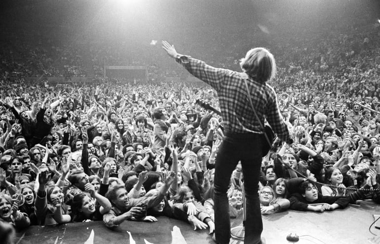 John Fogerty, cantante de Creedence Clearwater Revival, durante una actuación en Oakland antes del final de la banda