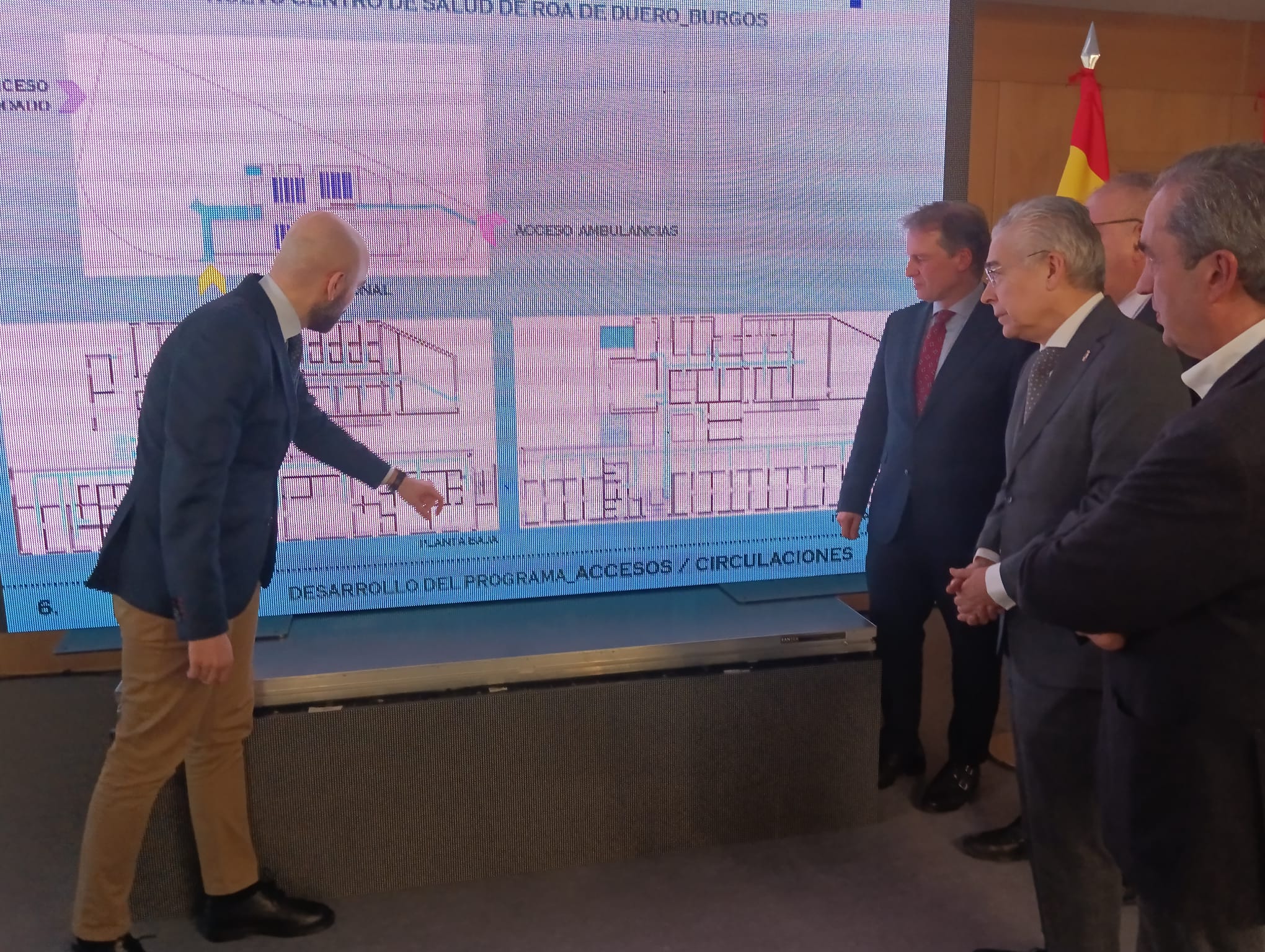 Álvaro Muñoz Galindo explica a las autoridades algunos detalles del proyecto