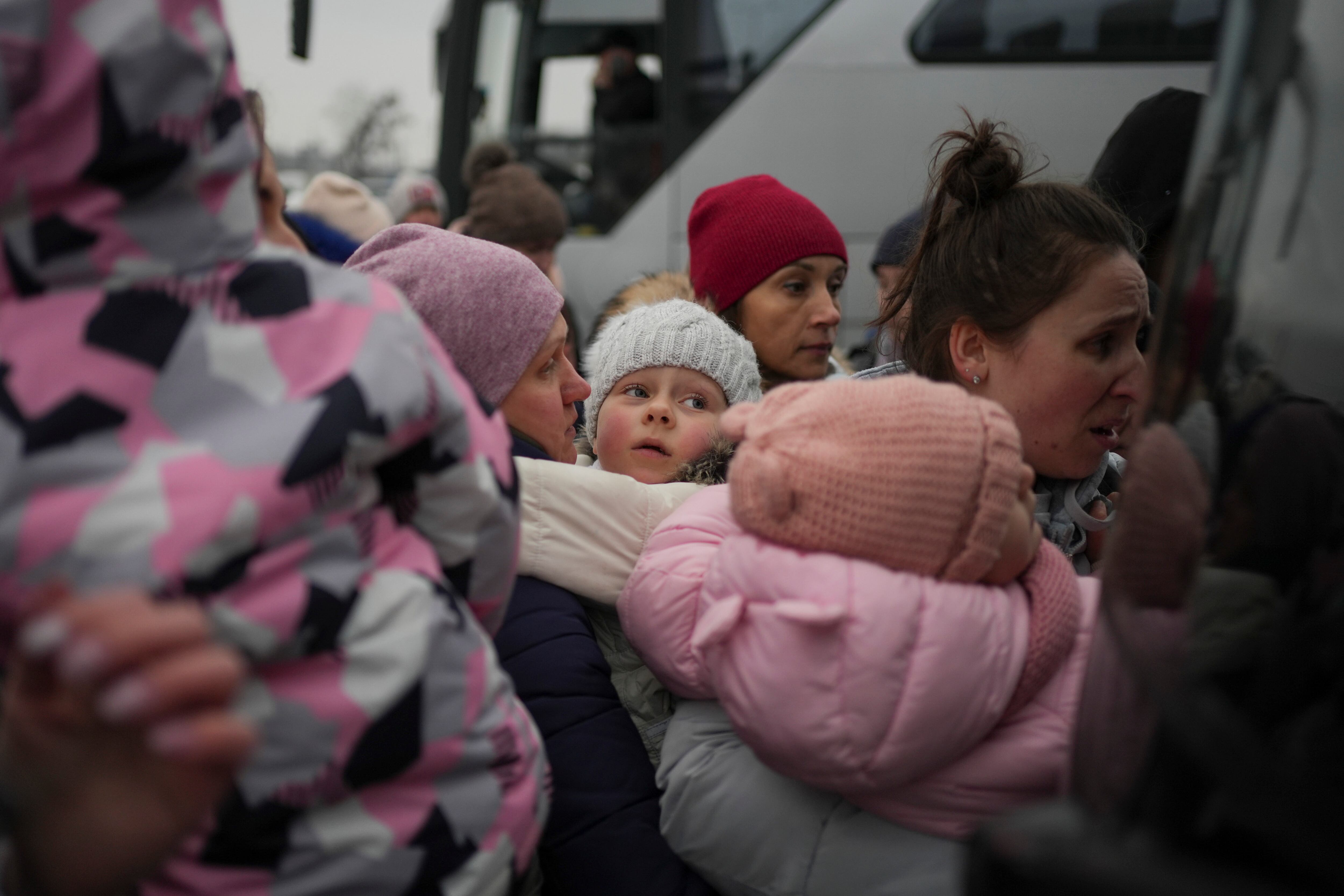 GRAF582. LEÓPOLIS (UCRANIA), 04/03/2022.- Ciudadanos ucranianos esperan para abandonar el país vía terrestre en la estación de autobuses de Leópolis, Ucrania, este viernes. Más de 1,2 millones de refugiados en nueve días. Unos 134.000 de media cada 24 horas. La invasión rusa de Ucrania ha provocado un éxodo inédito en Europa en décadas, que se va extendiendo desde los países fronterizos, como Polonia y Rumanía, hacia Alemania o República Checa. EFE/ Borja Sánchez Trillo