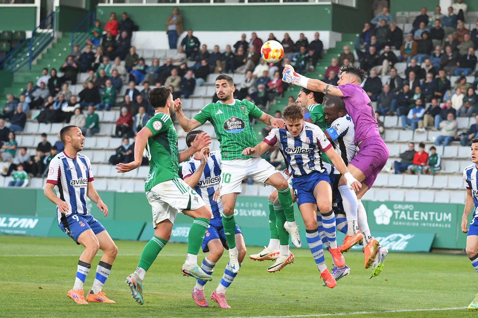 Lance del partido de este domingo ante el Real Avilés Industrial en A Malata (foto: Racing Club Ferrol)