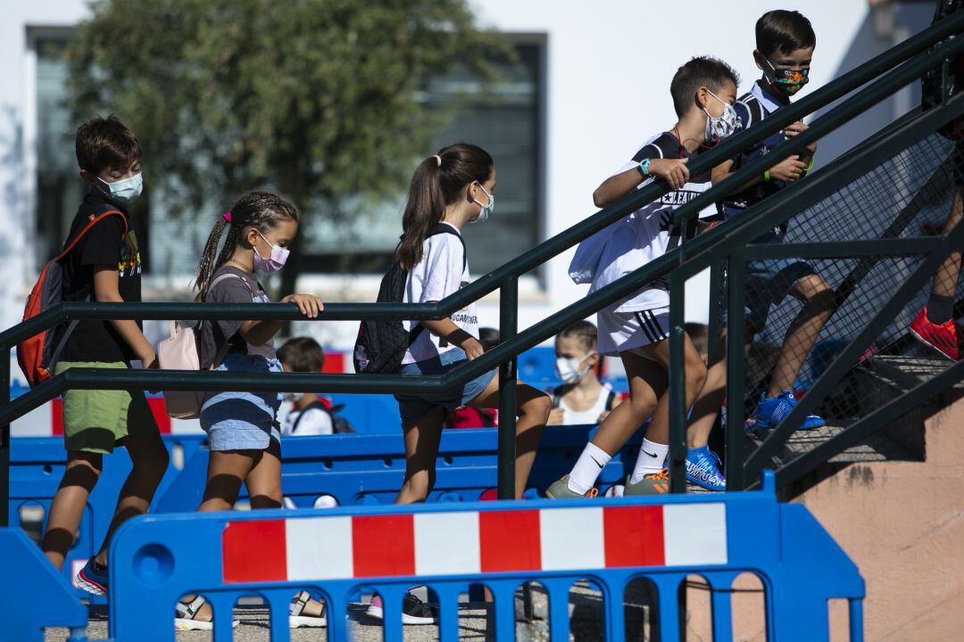 Los menores entre 5 y 11 años finalmente no recibirán la vacuna en los colegios. 