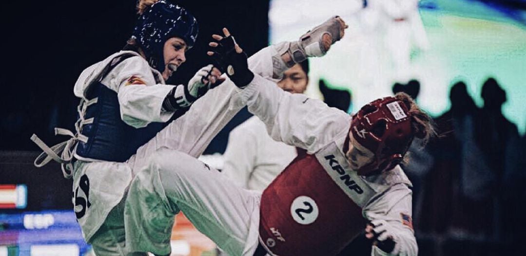 Lydia García Auñón (casco azul) durante un combate.