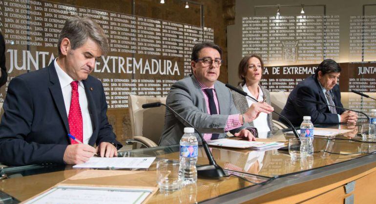 El director gerente del SES, Ceciliano Franco, consejero de Sanidad, José María Vergeles, la gerente de la Fundación José Manuel Calderón, Inés Hurtado y el gerente del Área de Salud de Badajoz, Dámaso Villa.