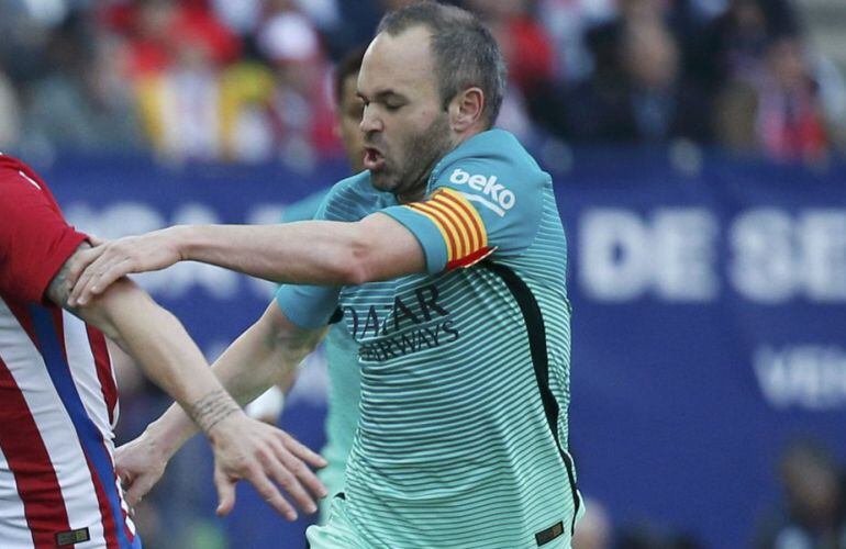 Iniesta pelea un balón con Saúl Ñíguez