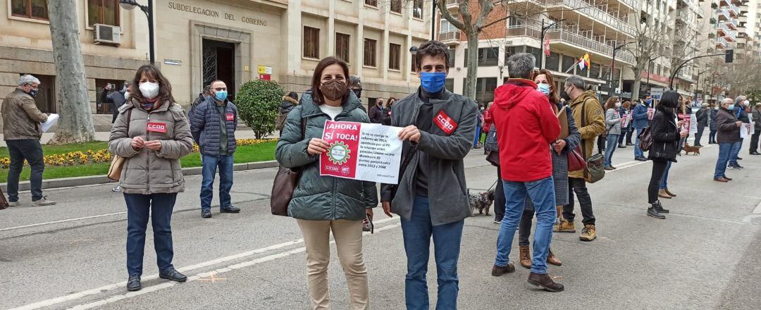 Representantes del sindicato en la localidad durante la concentración