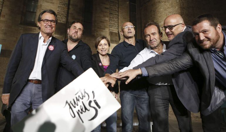 Foto de familia de los candidatos de Junts pel Sí Raúl Romeva, Carme Forcadell, Artur Mas, Oriol Junqueras, Lluís Corominas, Marc Sanglas y Miquel Calçada, tras un mitin celebrado en Sabadell