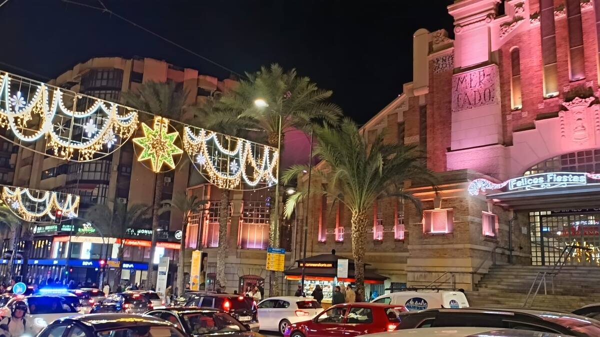 Vicente Armengol, presidente del Colectivo de Comerciantes por Alicante, celebra el encendido del alumbrado navideño
